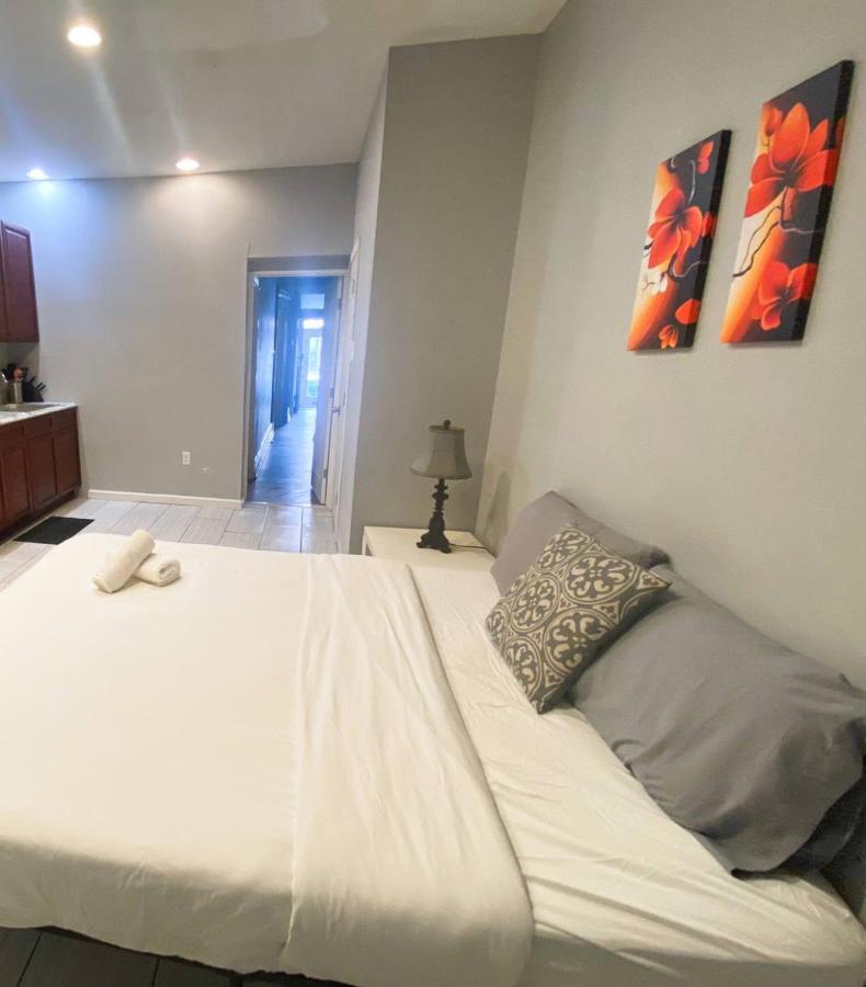 1st Floor Studio Near Airport With Small Kitchenette *