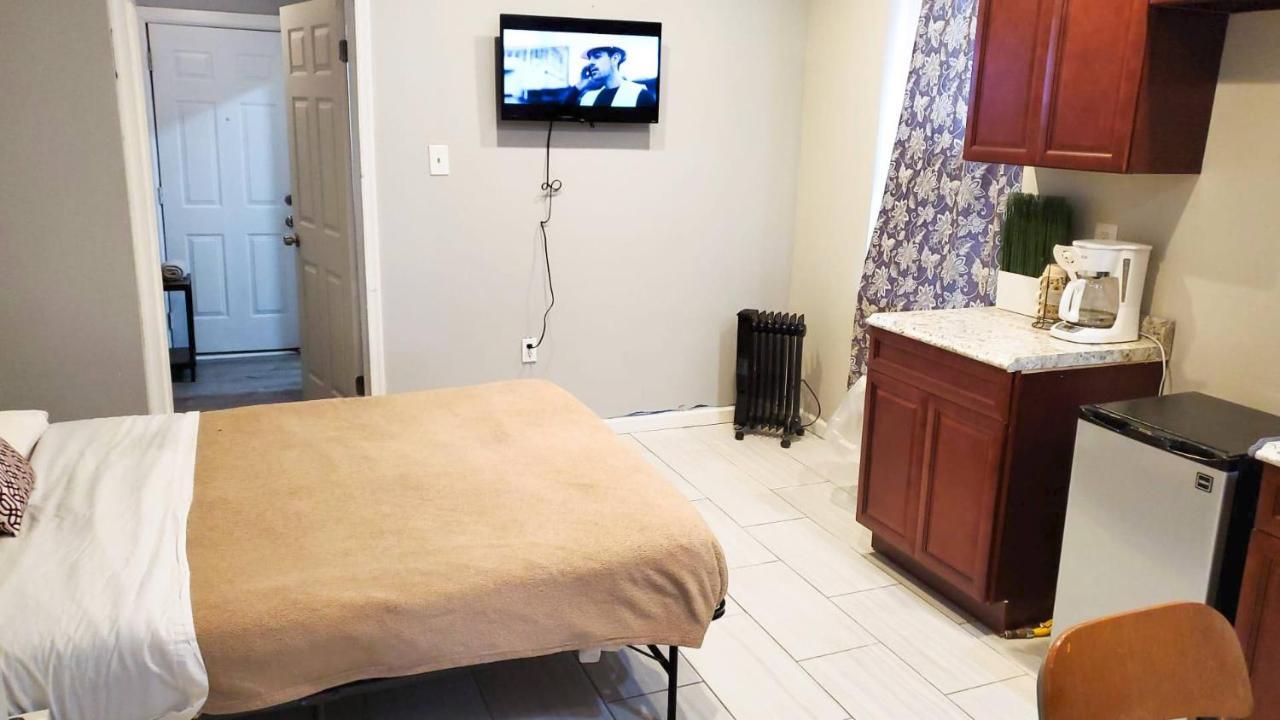 1st Floor Studio Near Airport With Small Kitchenette *